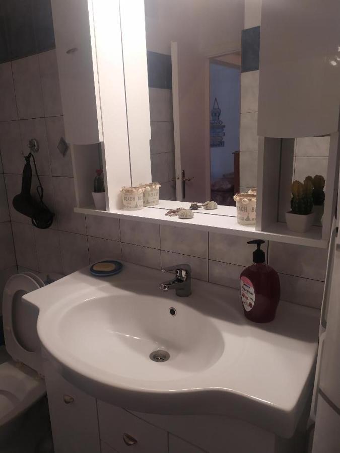 Small And Cosy Appartment- Piccolina Loutráki Buitenkant foto